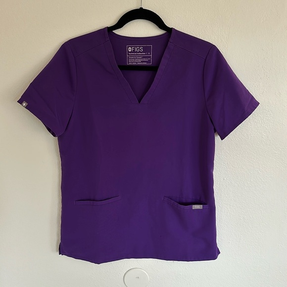 FIGS Casma Three-Pocket Scrub Top in purple - Picture 1 of 2